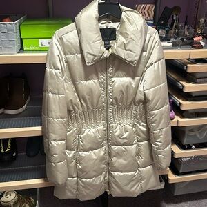 Long puffer coat. Cinched waist